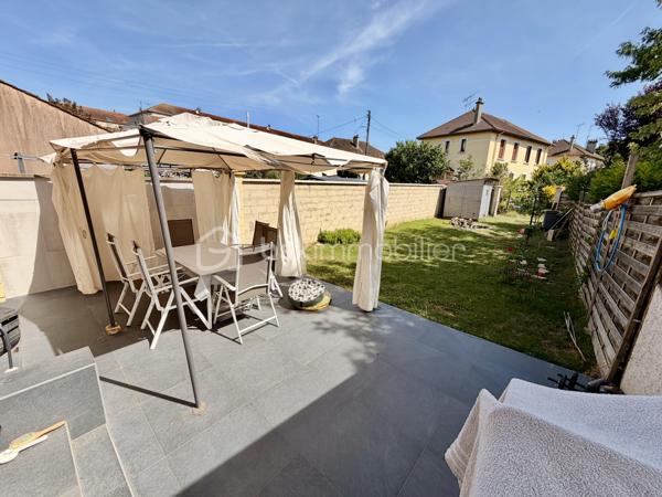 Située au cœur d'un centre-ville en pleine métamorphose à Champagne-sur-Seine, cette maison en copropriété de 75 m' habitables offre un cadre de vie pratique et agréable, avec jardin privatif, terrasse et sous-sol aménagé. Un bien idéal pour une première acquisition ou un projet d'investissement locatif dans un secteur en pleine valorisation.

Caractéristiques principales :
• Surface habitable : 75 m2
• Jardin privatif : 135 m2
• Pièces : 4
• Chambres : 2
• Double séjour
• Sous-sol aménagé ( buanderie
• Maison en copropriété
• Chaudière gaz à condensation récente (2020).
• Maison saine : O anomalie sur le DPE

La maison se compose d'un double séjour lumineux ouvrant sur la terrasse, d'une cuisine, de deux chambres confortables à l'étage, ainsi que des pièces d'eau.
Le sous-sol entièrement aménagé constitue un véritable et précieux atout supplémentaire, proposant un second salon chaleureux, une véritable chambre ainsi qu'un espace buanderie fonctionnel.

Les + du bien :
• Jardin privatif de 135 m2, agréable et facile à entretenir
• Terrasse accessible depuis le séjour
• Sous-sol aménagé, apportant une surface utile supplémentaire
• Emplacement d'avenir : situé en centre-ville, bénéficiant des grands travaux actuels de redynamisation et de végétalisation urbaine (nouveaux parcs, infrastructures et voiries), garantissant une valorisation certaine du secteur à court terme
• Proximité immédiate de toutes les commodités et des transports
• Bien fonctionnel, idéal pour un premier achat ou un investissement

Maison en copropriété horizontale. Charges courantes courantes : environ 250 € / trimestre. Pas de procédure en cours.
Pour toute demande d'information ou pour organiser une visite, contactez-moi directement.