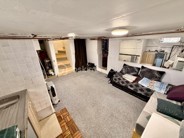 Située au cœur d'un centre-ville en pleine métamorphose à Champagne-sur-Seine, cette maison en copropriété de 75 m' habitables offre un cadre de vie pratique et agréable, avec jardin privatif, terrasse et sous-sol aménagé. Un bien idéal pour une première acquisition ou un projet d'investissement locatif dans un secteur en pleine valorisation.

Caractéristiques principales :
• Surface habitable : 75 m2
• Jardin privatif : 135 m2
• Pièces : 4
• Chambres : 2
• Double séjour
• Sous-sol aménagé ( buanderie
• Maison en copropriété
• Chaudière gaz à condensation récente (2020).
• Maison saine : O anomalie sur le DPE

La maison se compose d'un double séjour lumineux ouvrant sur la terrasse, d'une cuisine, de deux chambres confortables à l'étage, ainsi que des pièces d'eau.
Le sous-sol entièrement aménagé constitue un véritable et précieux atout supplémentaire, proposant un second salon chaleureux, une véritable chambre ainsi qu'un espace buanderie fonctionnel.

Les + du bien :
• Jardin privatif de 135 m2, agréable et facile à entretenir
• Terrasse accessible depuis le séjour
• Sous-sol aménagé, apportant une surface utile supplémentaire
• Emplacement d'avenir : situé en centre-ville, bénéficiant des grands travaux actuels de redynamisation et de végétalisation urbaine (nouveaux parcs, infrastructures et voiries), garantissant une valorisation certaine du secteur à court terme
• Proximité immédiate de toutes les commodités et des transports
• Bien fonctionnel, idéal pour un premier achat ou un investissement

Maison en copropriété horizontale. Charges courantes courantes : environ 250 € / trimestre. Pas de procédure en cours.
Pour toute demande d'information ou pour organiser une visite, contactez-moi directement.