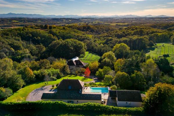 Magnifique propriété de deux maisons - Piscine à débordement vue sur les Pyrénées-
