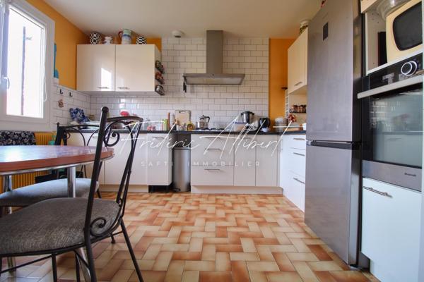 Maison familiale proche tout commerce et écoles.