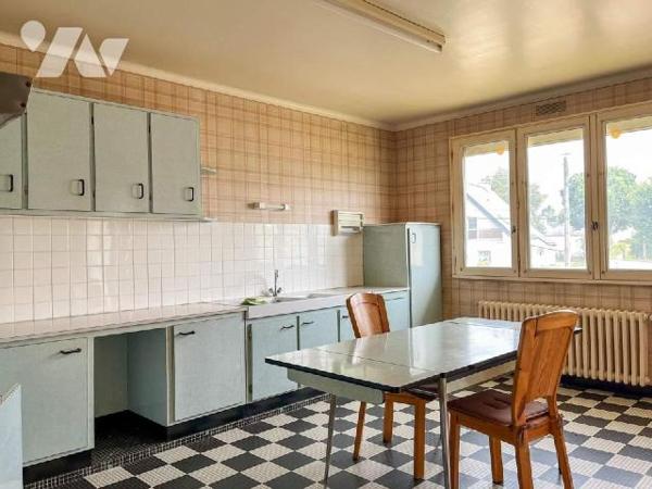 COMBOURG, Maison d'habitation - Située dans un quartier résidentiel à 550 m de la gare de COMBO...