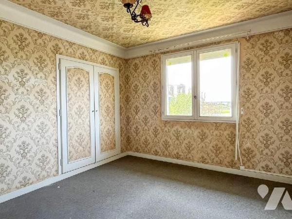 COMBOURG, Maison d'habitation - Située dans un quartier résidentiel à 550 m de la gare de COMBO...