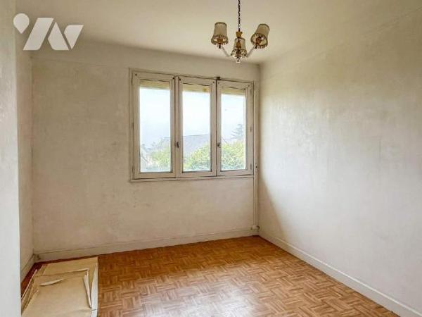 COMBOURG, Maison d'habitation - Située dans un quartier résidentiel à 550 m de la gare de COMBO...