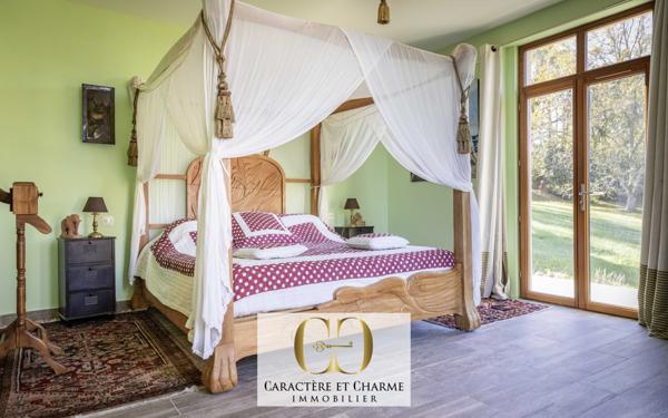 Sarlat-la-Canéda (24200) Sarlat. Villa d'architecte. Atypique et ethnique: 357 m2 hab sur 2700 m2 de terrain.