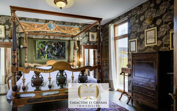 Sarlat-la-Canéda (24200) Sarlat. Villa d'architecte. Atypique et ethnique: 357 m2 hab sur 2700 m2 de terrain.