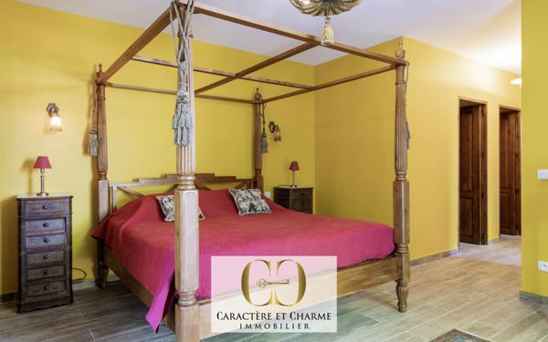 Sarlat-la-Canéda (24200) Sarlat. Villa d'architecte. Atypique et ethnique: 357 m2 hab sur 2700 m2 de terrain.