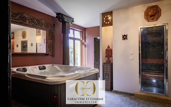 Sarlat-la-Canéda (24200) Sarlat. Villa d'architecte. Atypique et ethnique: 357 m2 hab sur 2700 m2 de terrain.