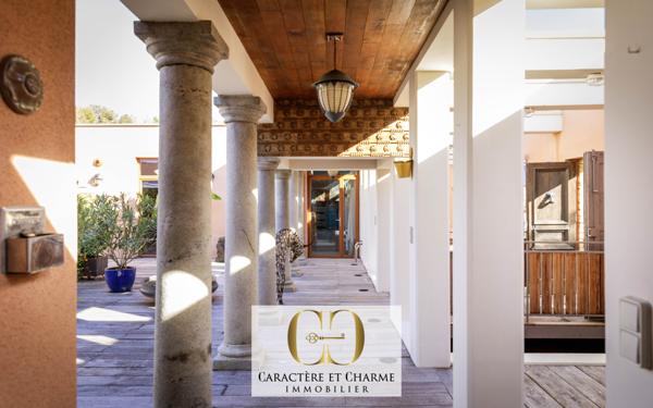 Sarlat-la-Canéda (24200) Sarlat. Villa d'architecte. Atypique et ethnique: 357 m2 hab sur 2700 m2 de terrain.