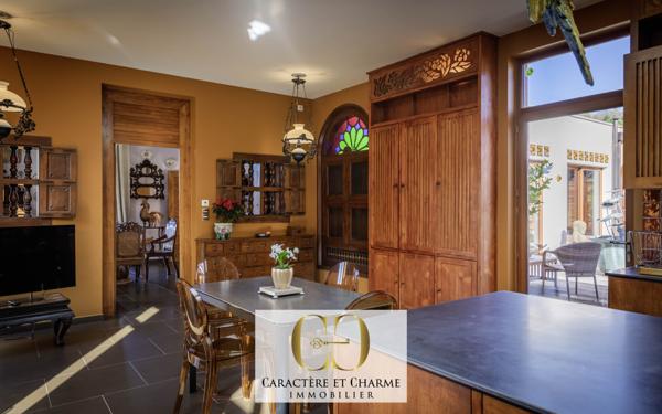 Sarlat-la-Canéda (24200) Sarlat. Villa d'architecte. Atypique et ethnique: 357 m2 hab sur 2700 m2 de terrain.