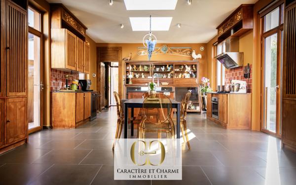 Sarlat-la-Canéda (24200) Sarlat. Villa d'architecte. Atypique et ethnique: 357 m2 hab sur 2700 m2 de terrain.