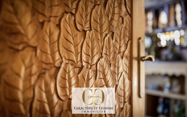 Sarlat-la-Canéda (24200) Sarlat. Villa d'architecte. Atypique et ethnique: 357 m2 hab sur 2700 m2 de terrain.