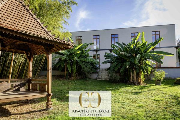 Sarlat-la-Canéda (24200) Sarlat. Villa d'architecte. Atypique et ethnique: 357 m2 hab sur 2700 m2 de terrain.