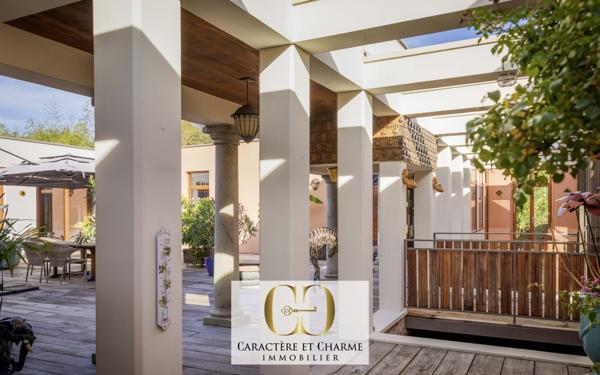 Sarlat-la-Canéda (24200) Sarlat. Villa d'architecte. Atypique et ethnique: 357 m2 hab sur 2700 m2 de terrain.