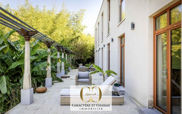 Sarlat-la-Canéda (24200) Sarlat. Villa d'architecte. Atypique et ethnique: 357 m2 hab sur 2700 m2 de terrain.