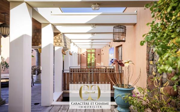 Sarlat-la-Canéda (24200) Sarlat. Villa d'architecte. Atypique et ethnique: 357 m2 hab sur 2700 m2 de terrain.