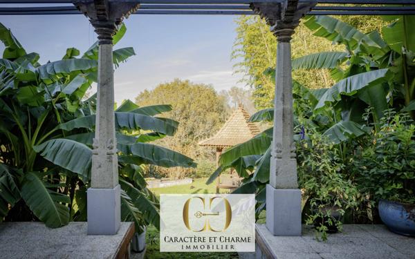 Sarlat-la-Canéda (24200) Sarlat. Villa d'architecte. Atypique et ethnique: 357 m2 hab sur 2700 m2 de terrain.