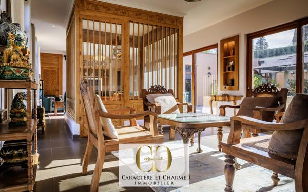 Sarlat-la-Canéda (24200) Sarlat. Villa d'architecte. Atypique et ethnique: 357 m2 hab sur 2700 m2 de terrain.