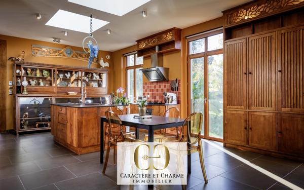 Sarlat-la-Canéda (24200) Sarlat. Villa d'architecte. Atypique et ethnique: 357 m2 hab sur 2700 m2 de terrain.