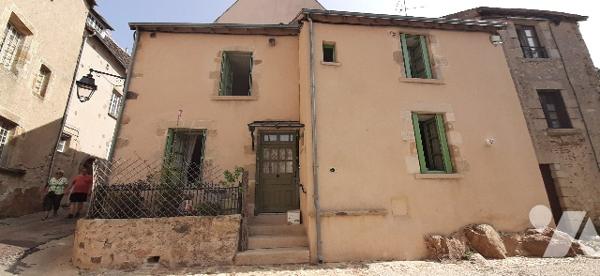 Maison en centre historique en BE de 3 chbs, cuisine aménagée, salle de bains, 2 WC, SAM, grenier