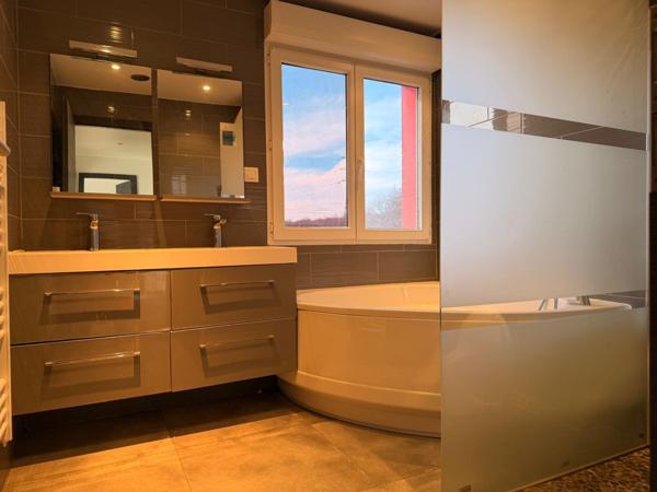 Superbe Duplex F5 Rénové – Résidence Récente avec Garage et Parking