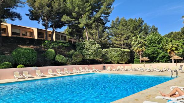 Sanary, T1 Bis d'environ 20 m² dans résidence sécurisée proche des plages.