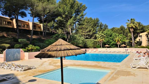 Sanary, T1 Bis d'environ 20 m² dans résidence sécurisée proche des plages.