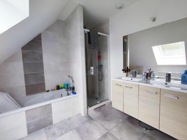 Maison non mitoyenne, 4 Chambres, Garage, Jardin.