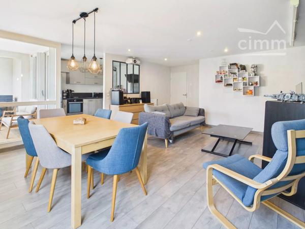 Situé à Gières, ce superbe appartement lumineux et traversant de 87,61 m² offre un cadre de vie moderne et confortable.
