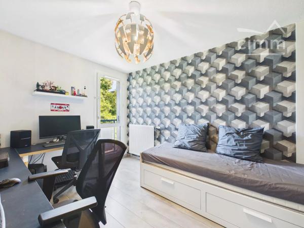 Situé à Gières, ce superbe appartement lumineux et traversant de 87,61 m² offre un cadre de vie moderne et confortable.