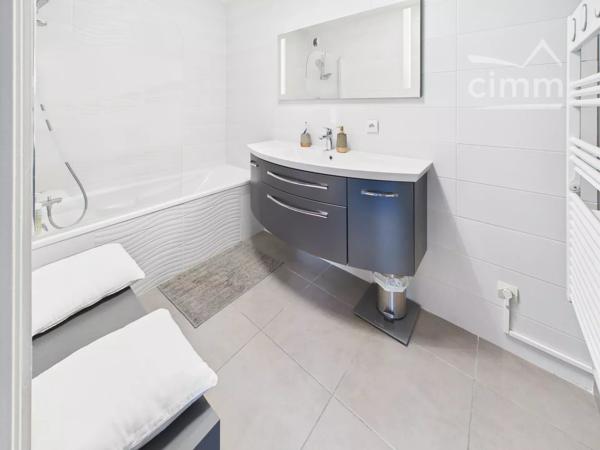 Situé à Gières, ce superbe appartement lumineux et traversant de 87,61 m² offre un cadre de vie moderne et confortable.