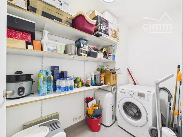 Situé à Gières, ce superbe appartement lumineux et traversant de 87,61 m² offre un cadre de vie moderne et confortable.
