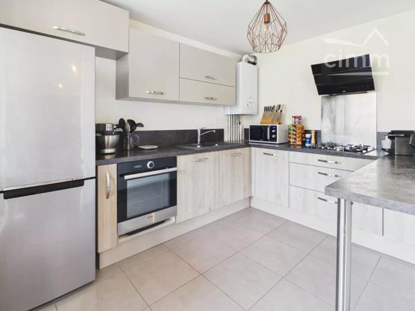 Situé à Gières, ce superbe appartement lumineux et traversant de 87,61 m² offre un cadre de vie moderne et confortable.