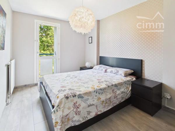 Situé à Gières, ce superbe appartement lumineux et traversant de 87,61 m² offre un cadre de vie moderne et confortable.