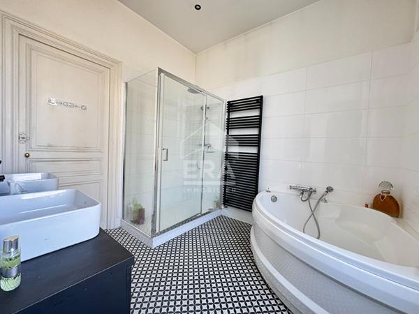 Dans le centre ville de Périgueux Maison Bourgeoise de 190m² avec terrasse et garage