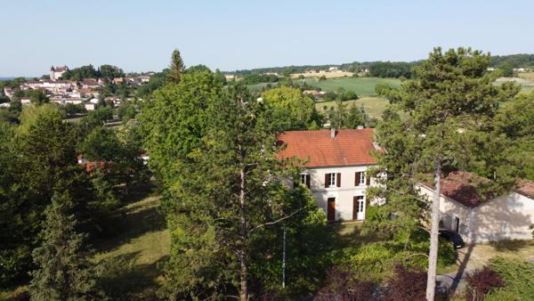 Magnifique maison de maître à rafraîchir avec granges et maisonnette à rénover Montmoreau