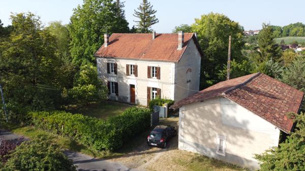 Magnifique maison de maître à rafraîchir avec granges et maisonnette à rénover Montmoreau