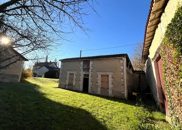 Magnifique maison de maître à rafraîchir avec granges et maisonnette à rénover Montmoreau