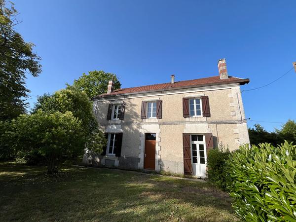 Magnifique maison de maître à rafraîchir avec granges et maisonnette à rénover Montmoreau