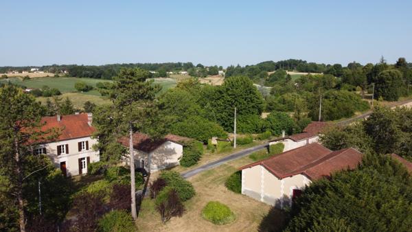 Magnifique maison de maître à rafraîchir avec granges et maisonnette à rénover Montmoreau