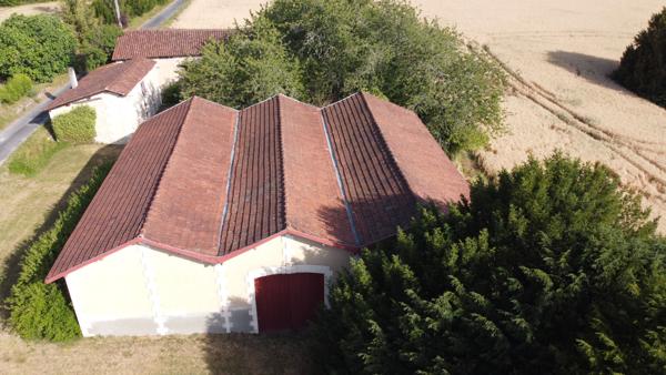 Magnifique maison de maître à rafraîchir avec granges et maisonnette à rénover Montmoreau