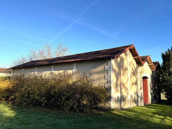 Magnifique maison de maître à rafraîchir avec granges et maisonnette à rénover Montmoreau