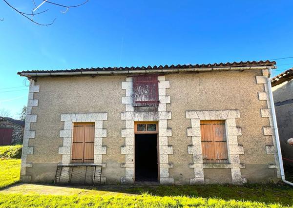 Magnifique maison de maître à rafraîchir avec granges et maisonnette à rénover Montmoreau