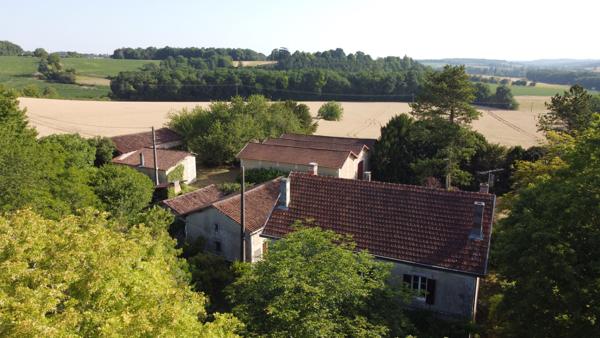 Magnifique maison de maître à rafraîchir avec granges et maisonnette à rénover Montmoreau