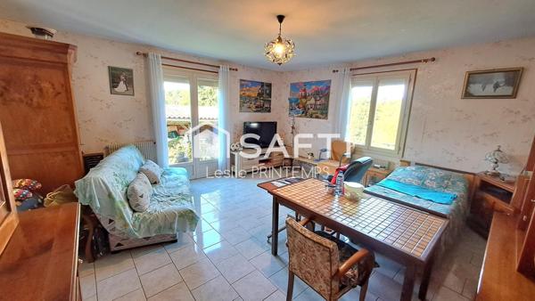 Maison spacieuse avec dépendances et jardin arboré