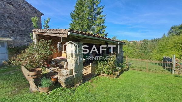 Maison spacieuse avec dépendances et jardin arboré