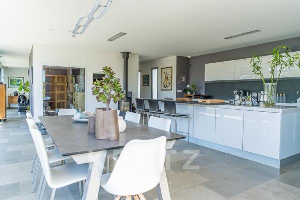 Prestigieuse villa d'architecte en bord de mer