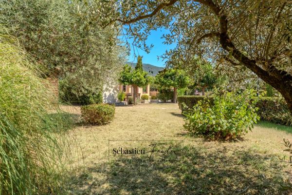 Maison à vendre à SIGNES (83) - Parcelle de plus d'un hectare - Piscine - Nombreuses annexes et dépendances - Calme absolu - Ensoleillée