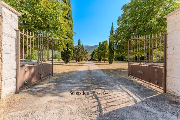 Maison à vendre à SIGNES (83) - Parcelle de plus d'un hectare - Piscine - Nombreuses annexes et dépendances - Calme absolu - Ensoleillée