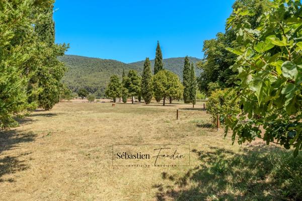 Maison à vendre à SIGNES (83) - Parcelle de plus d'un hectare - Piscine - Nombreuses annexes et dépendances - Calme absolu - Ensoleillée