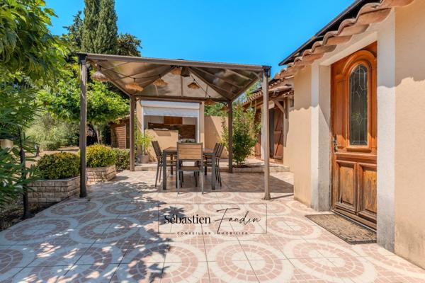 Maison à vendre à SIGNES (83) - Parcelle de plus d'un hectare - Piscine - Nombreuses annexes et dépendances - Calme absolu - Ensoleillée